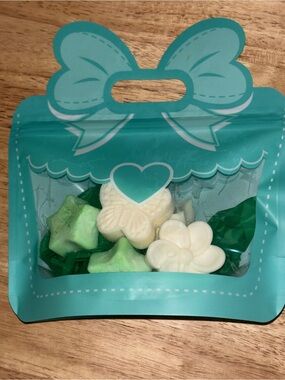 Key lime pie scented Green & Cream Floral Wax Melts Sachet
